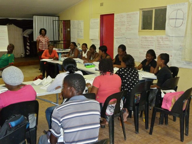 De 24 nieuwe veldwerkers van de Sociale Dienst ontvangen les in het drop-in centrum