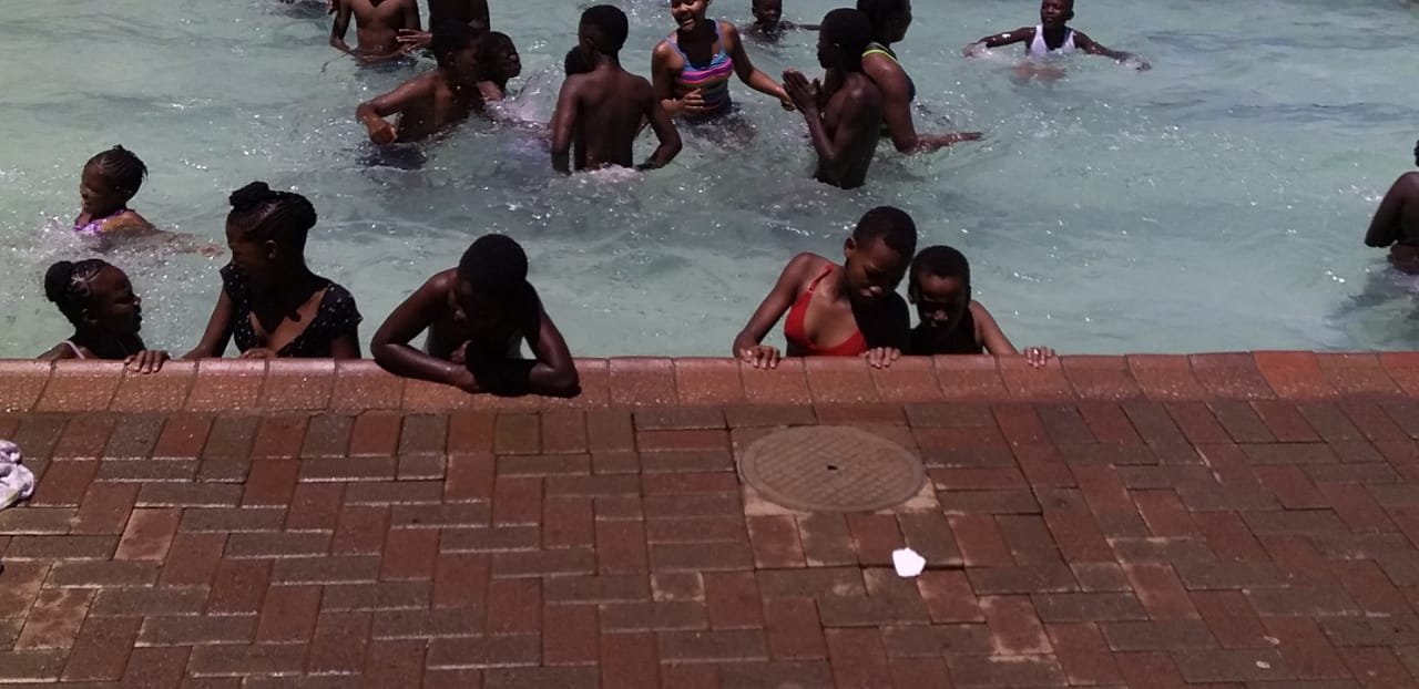 zwembad met kinderen